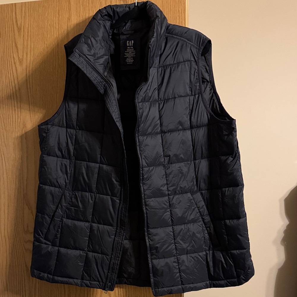 GAP women black  Quilted Vest